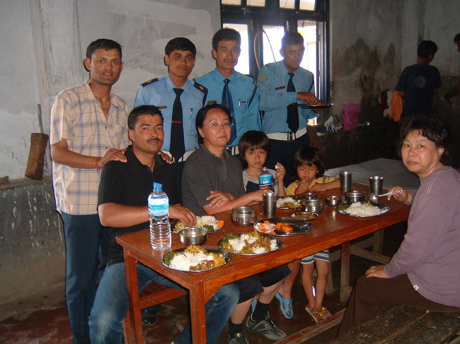 　今日のランチはどこでしょ〜う〜。ポカラ警察ＨＥＡＤ　ＯＦＦＩＣＥよお〜。現職警官が給仕してくれますう〜。警察とはいえ、毎日肉は食べません。週に一回だけ。この日は特別に超高級肉のヤギを作って待っていてくれました。あちこちの警察メシを食べますが、どこもおいしいのです。そこらのレストランよりよっぽどおいしいのです。<br />　久しぶりに、同僚と同じ釜の飯を食った食った。はらいっぱいだあ〜。え、も、もう一杯食えって？むむ、やってみるか、と、歓迎過多に健闘中のパパ。