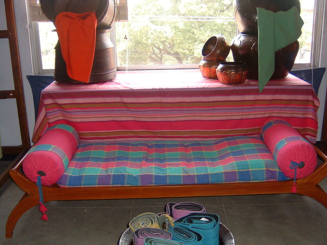 　１５年前からおっ気に入りの、ブティック。色合いがすてきだし、なんと丈夫で色落ちほつれ変形破れなし。ネパールにはたぶんここだけの高品質。私のかつてのゲストハウスのカーテンやベッドカバーその他、ここのものでしたが、５年使って変化なし。でした。回し者ではありませんが、ほんと、大好きです。