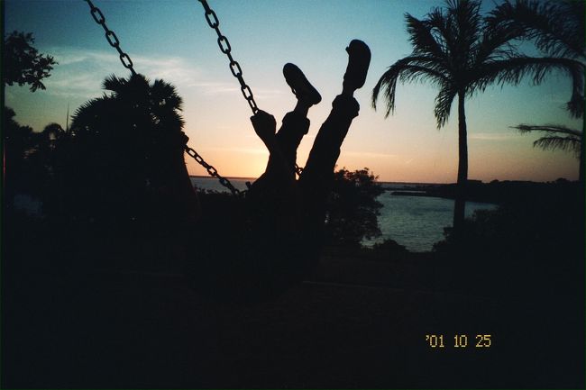 バリからダーウィンに飛ぶ。<br /><br />ダーウィン空港では麻薬犬登場。初めて見た。<br />その後執拗な取り調べ。<br />航空券を見せても、なんでこのチケットが買えるのか？（多分経済的に）とか聞いてくる。<br />まあ、見た目が国籍不明のアジア人なもんでね。<br /><br />空港には宿直通無料予約電話が置いてあったが、<br />英語での電話に自信がないのでやめる。<br /><br />シャトルバスでメラルーカロッジへ。<br />途中、シャトルバスがハイアットの前に止まって「YHA!（ユースホステル）と叫び、乗客は笑った。<br />私は一足遅れで理解、ほほうこれがオージージョークね。<br /><br />メラルーカロッジは4人部屋を2人利用で55A$。<br />歩き方には、「この宿には日本語のほぼ完璧なスタッフがいる」<br />とあるが、日本語が完璧なのではなく、日本人であった。<br />しかも中ボス級。<br /><br />ビーチでマーケットがあると聞き、夕焼けを見ながら歩いて行った。<br /><br />翌朝の朝食はパンケーキ食べ放題だった。<br />フロントで食器類を借りるのであるが、そのとき人生で初めてカトラリーという英単語を知ったのであった。