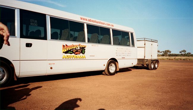 メランカバックパッカーズからウルルツアーに行く。<br />申し込んだのはアドベンチャーツアーズ社の1泊2日ツアー、270A$。<br />移動とテント泊とウルル入場料よ食事代が入っている。<br />このバスで。<br /><br />1日目5時起き。<br />バスの中では、自己紹介をやっておる。<br />なんとかツリーを言おうという話になっているが、<br />これが自分の家系のことだとすれば、<br />そりゃ欧州起源の方はいろいろあるだろうが、<br />日本人は、うちはもともと平家で・・・とかしか言いようが無い？<br /><br />昼食はキャンプ場のようなところでハンバーガーを食う。<br />もちろんあと片付けはみんなでね！<br />日本人はよく働く。チェコ人とドイツ親父もまあやる。<br />ドイツ若者やオランダ若者は絶対に後片付けしない。