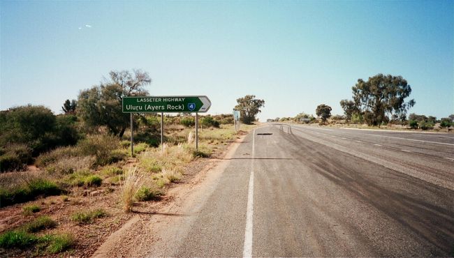 なんとウルル（エアーズロック）が見えてくると、<br />車内で幻想的な効果音を流すのである。<br />そしてガイドが口上を述べる（ようにみえた。英語わかりません）。<br /><br />なんだこの仕掛けは。<br />コテコテでわかりやす過ぎやしないかとププッとなったが、<br />でもウルルをみて感動してしまった私。