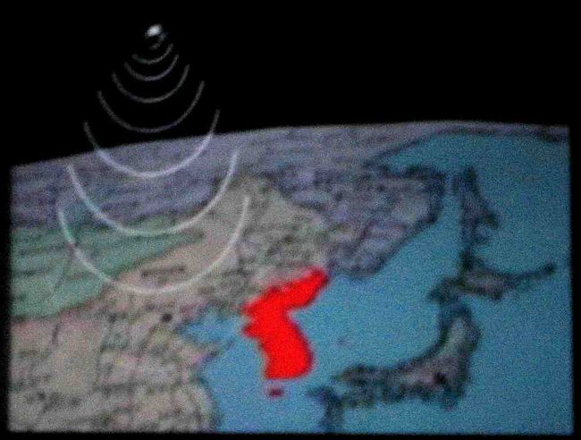 宇宙からこんな感じで27MHz帯の電波を使い「金日成将軍の唄」「金正日将軍の唄」「主体チョソン」というモールスコードを垂れ流ししていたらしい。<br />http://www1.korea-np.co.jp/sinboj/sinboj1998/sinboj98-9/sinboj980925/sinboj98092581.htm
