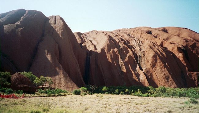 野宿してる夜中、蚊が顔にたかってあまり眠れず。<br /><br />明け方、空はすごいことになっていた。天の川がみえた。<br /><br />日の出前のウルルはスゴ過ぎて参った。<br />まさに聖地であった。<br />コンディションが整えば登れるようだが、登っちゃダメでしょ、と思う。<br />まるでチョコレートアイスをぐーっとすくって置いた感じ。<br /><br />ウルルの周りを半周する。それだけでも2時間歩いた。<br />はっきりいってウルルを甘く見ていたけど、<br />実際行ってみるとすばらしい。<br />写真には写りませんよ、このスゴさは。