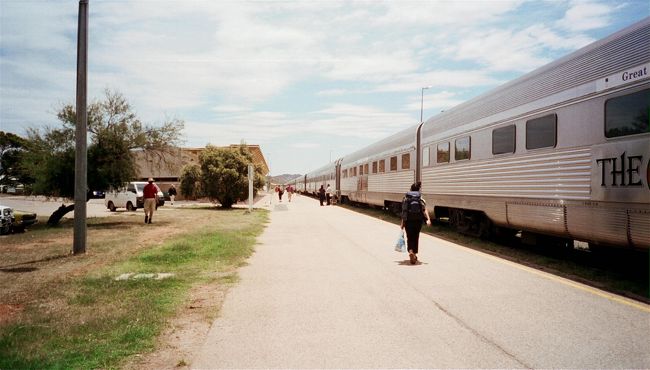 アリススプリングズを後に、ザ・ガン号にのってメルボルンへ行く。<br /><br />以前からちらほらみかけていた日本人女性がいたので、<br />声をかけてみると、いきなりタメ口でワーホリだ、と言った。<br />さっきみかけたときより化粧が厚くなっている。<br />なぜか高飛車で話をしたくなさそうにしている。<br />日本に帰って自分の肥えっぷりに早く気づくといいさ。