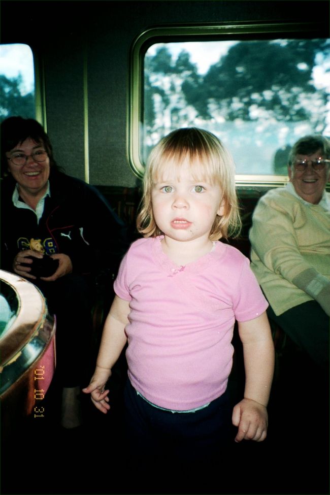 ガン号のラウンジにいたウェステルちゃん。<br />ウェステルちゃん大家族のちびっこがどたばた騒いで、<br />そのうち鼻血だしてた。<br /><br />ラウンジの私らの前に、さっきとは違う日本人女性が座ったので、<br />なんとなく話しかけてみると、これまたワーホリだと言った。<br />バックパッカーズのことをバッパーと言った。<br />バッパー・・・。<br />この人も話途中に自分の本をお読みになり始めたのでお話終了。