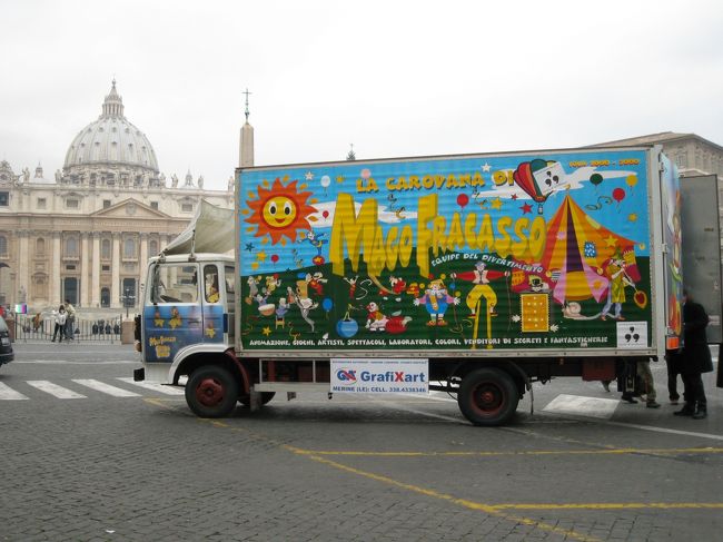 ヴァチカン美術館に行く途中で<br />かわいいトラックを見つけました。