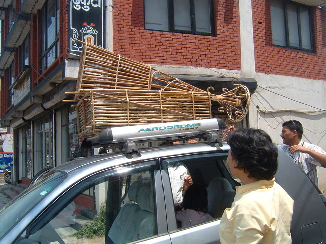 　そのブティっクを出たところで、隣の籐家具屋が目にとまり、衝動買い。パパのお姉さんの新居にプレゼントしようっと！・・・・・・を、タコの新車屋根にくくりつけているのです。<br />　