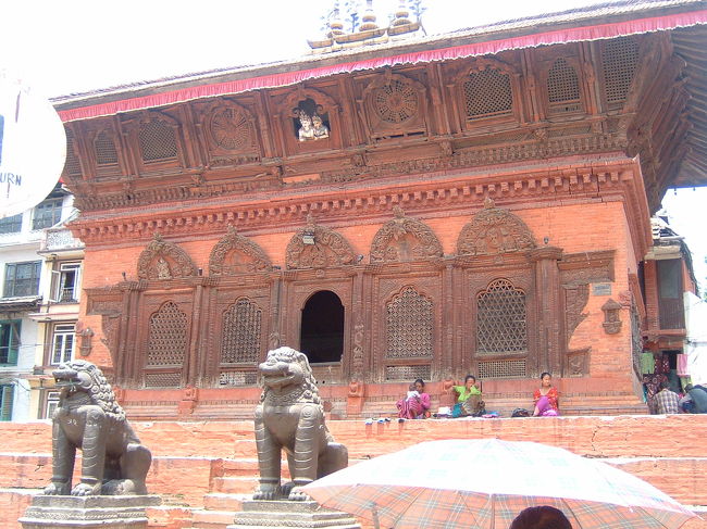  旧王宮広場。広場の北と南にあるポストで、外人観光客だけは、もれなく入場料を徴収されます。仕事でもあるように、さっさとまっすぐ前を向いて歩くと、たいがいとられません。でもこうして、写真も撮ってね。