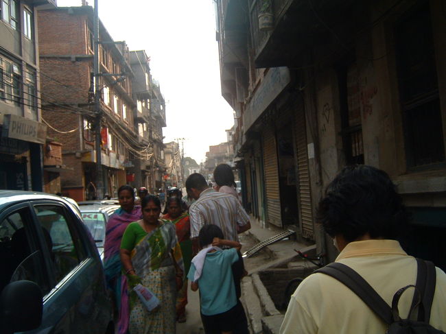 　広場からバザールをぬけて、叔父さんのうちに。急がなくちゃ。急ぐときには歩きます。車は動きません。でも、幅３０ｃｍくらいのところを、飛び出しレンガや泥に気をつけながら、地元の人々に追い越され、ぶつかられ、一目散、というかんじで歩かなければなりません。