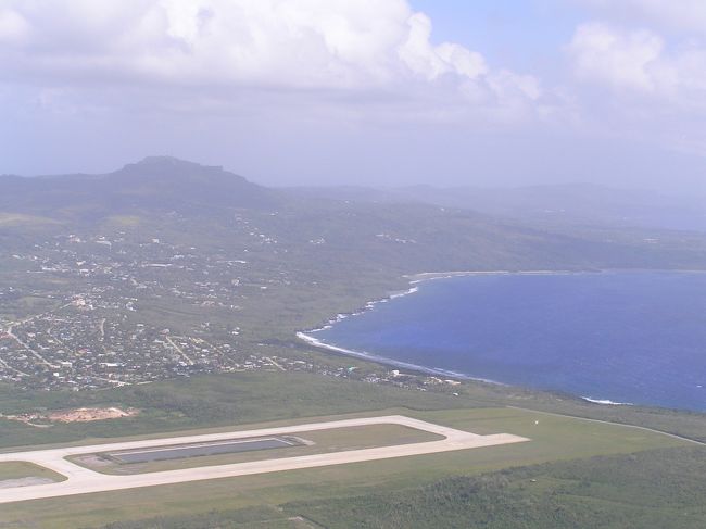 飛行機は５人くらいしか乗れなくて、<br />操縦士の人も、別に仕切りとか無し。<br /><br />景色はこんな感じでした。