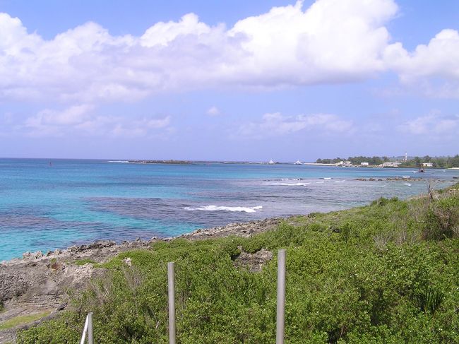 テニアンの空港に着いてからは、<br />中心部までタクシー・・と思ったら、<br />タクシーすらなかった。<br /><br />おろおろしてたら、空港のレンタカー会社の<br />おじさん（らしき人）が親切にも、ただで<br />乗せて行ってくれた。（さすがに心づけは<br />お渡し）<br /><br />さっそくビーチが目の前に・・・！！