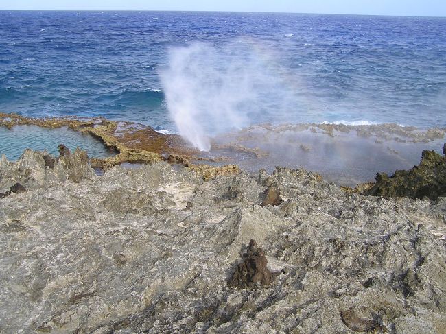 午後は一息ついてから、レンタルバイクにて<br />島内半周！地図を使って丁寧に説明してくれたり、<br />親切なところだったのに、その後閉鎖してしまった<br />と聞きました・・残念！<br /><br />写真は潮吹き海岸。<br />韓国人の新婚旅行のカップルが<br />同じくレンタルバイクに乗って、たくさん<br />いました。