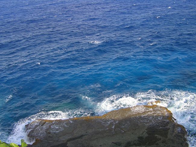 島内には、ほとんど交通量も少なく、<br />とても快適な時間をすごしました。<br /><br />原子爆弾の積荷場跡もありましたが、時間の<br />都合で行きませんでした。でも、道中<br />旧日本軍の司令部跡など、昔の様子を思わせる<br />建物などがちらほらあり、少し複雑な気持ちにも<br />なりました。