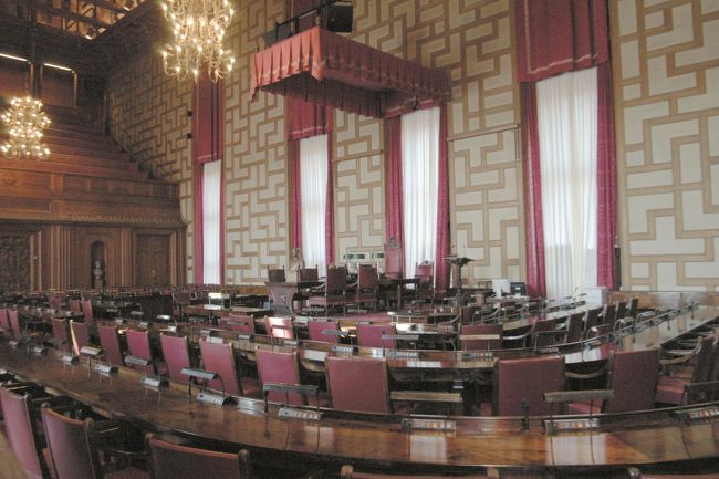 市庁舎２階にある市議会場。