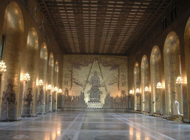 ２階の黄金の間。<br />ノーベル祝賀晩餐会の際、舞踏会が華やかに行なわれる。内装には、金メッキ・モザイクガラスが１９００万個も使用されている。