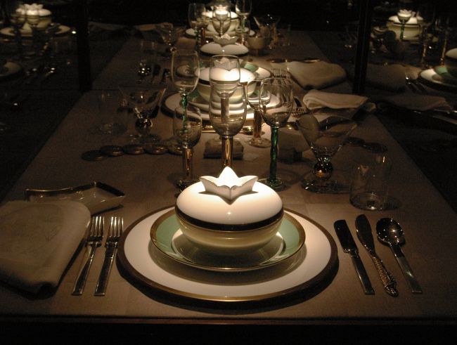 ノーベル賞晩餐会に使われる食器類だけがガラスケース内に飾ってあった。
