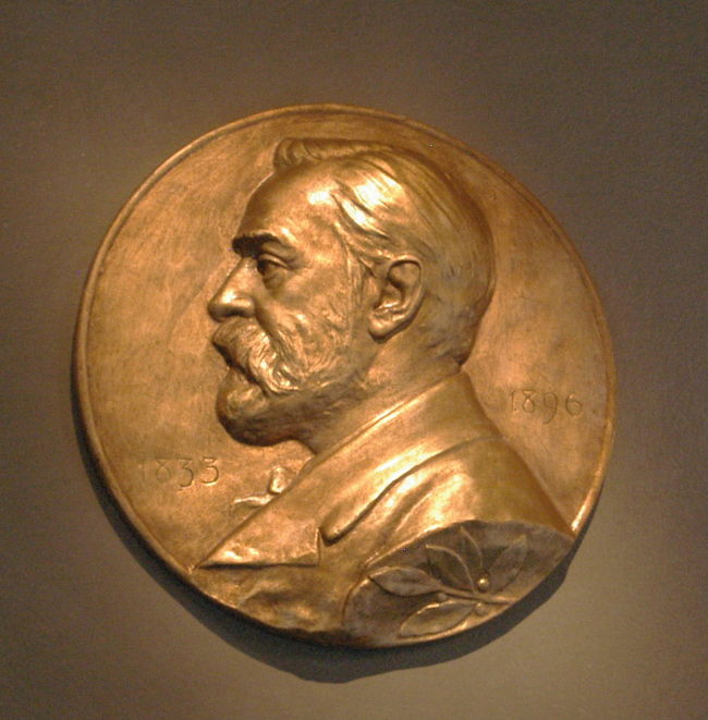 ノーベル祝賀晩餐会の壁面に飾られていたノーベルのレリーフ。<br />