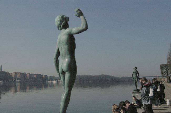 市庁舎のメーラレン湖畔に拡がる庭園にある少年、少女の裸体像。少年が少女を手招きしているように見受けられなまめかしい。<br />ギリシャ神話を描いたものだろうか。<br />ご存知の方の書き込みを待っています。