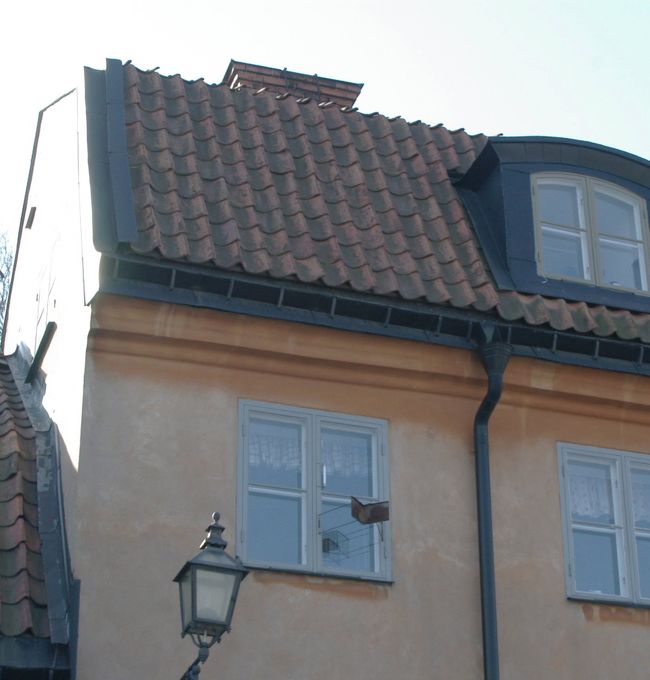 フィエルガタンの展望台付近の民家。窓に鏡が取付けてある。<br />女性が窓を開けて、道路の状況を見るのがはしたないとされ、鏡を取付けて状況を見ていた由。 