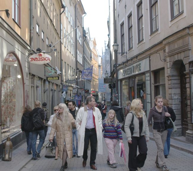 旧市街の狭い小路に土産物屋が軒を連ねていた。