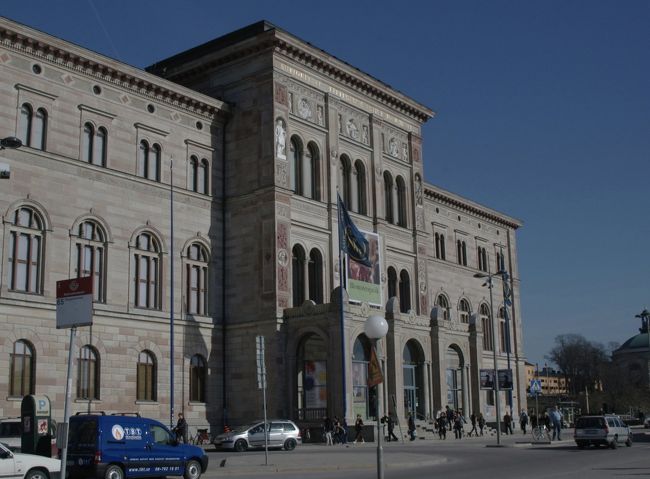 その隣にある国立美術館正面。