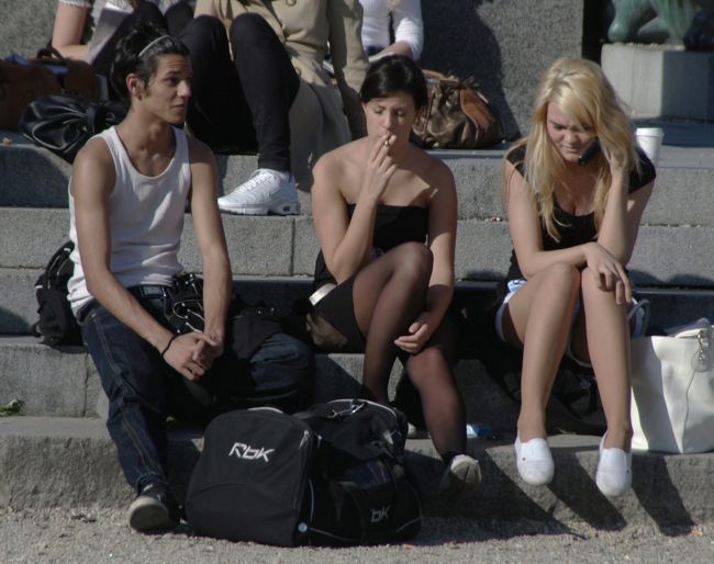 王宮公園の昼休み。もう、ノースリーブ、ショートパンツの女性がいるのに驚く。