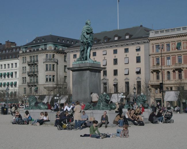 王宮公園の昼休み。多くの若者が座り込む。中には地べたにそのまま寝そべる若者も。日本のコンビニ前で座り込む若者より上手（ウワテ）である。