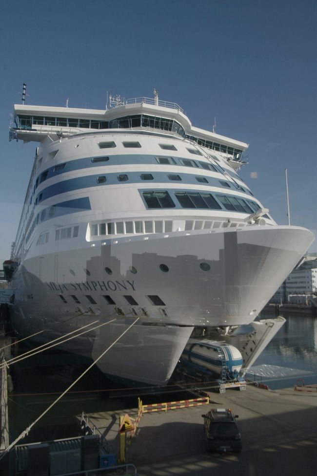 17時発のシリア・ラインに乗るために、ストックホルムの中心街からさほど離れていない船着場にバスで移動する。港ではムーミンの大きな人形がお出迎えである。乗船するシンフォニー号は12階立ての大型船で、<br />排水量58400トン、最高速度23ノット、全長203m、最大幅31.5m、喫水7.1m、乗客定員2852人、キャビン数985室、乗用車400台またはバス60台である。<br />1991年建造だからかなり古い。しかし、中々デラックスで古さを感じさせない。部屋は海の見えない内側だったが、吹抜け部に面して大きな窓があり、圧迫感は感じない。バスはないが、シャワー、トイレが完備し、広い。夕食はバイキング・スタイルでビール、ワインまで、飲み放題、このツアー最後の晩餐のため、かなり盛り上がった。魚介類が豊富で、偽キャビア、フォアグラまで食べ放題だった。このツアー1番の豪華な食事であった。