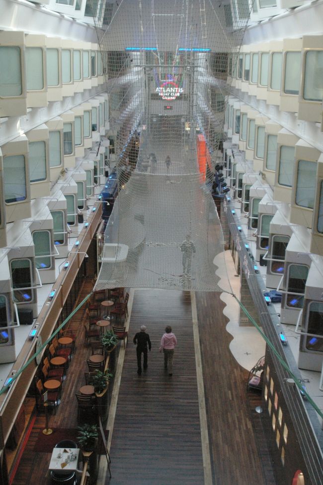 早朝の吹抜けにある商店街。三角のガラス窓はキャビン。<br />吹抜けの両側には多くのレストラン、バー、カジノや商店が軒を連ねている。商店にはブランド品からスーパーの品物まである。北欧の物価が高いので、買い物欲をそそらせられる事はなかった。フィンランドはユーロなので絵葉書を買い、スウェーデン・クローネをつかい切った。<br /><br />参考　為替レート（成田にて）<br />　　ノルウェー・クローネ　　21.56円<br />　　スウェーデン・クローネ　19.32円<br />　　ユーロ（フィンランド） 159.73円