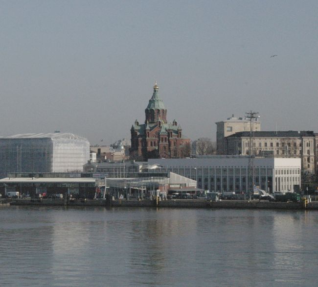 まず、港近くのウスペンスキー寺院へ。ここはロシア正教の教会である。フィンランドにはロシア正教は2％しかいないにしては、立派な教会である。<br />写真は港から見たウスベンスキー寺院。