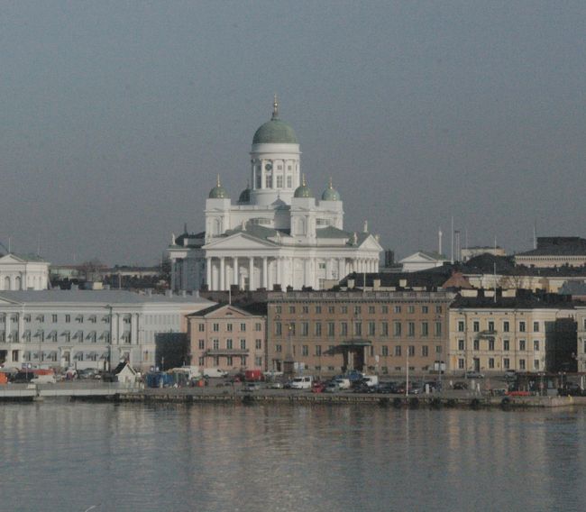 港から見たヘルシンキ大聖堂。<br />1852年完成。