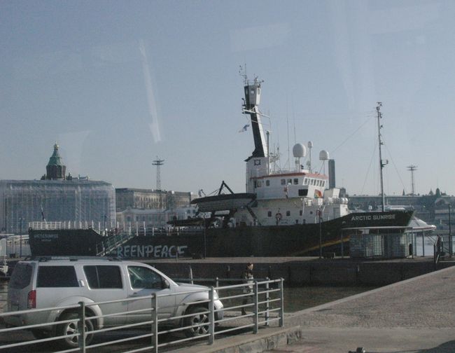 港にグリーンピースの船が留めてあった。レイネで見た沿岸捕鯨船のように、マストに見張り台がある。常駐しているのではないそうだ。