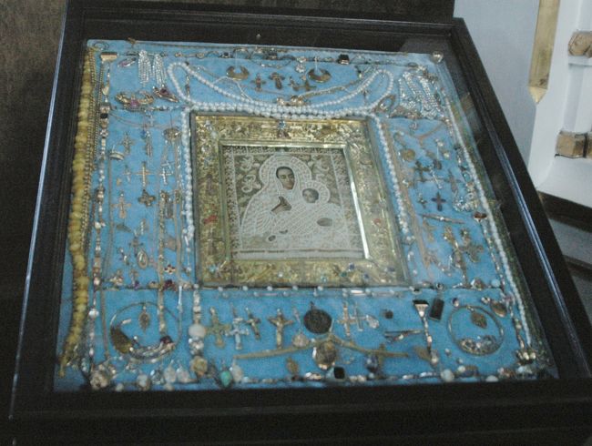 ここでは信者が亡くなった時、見に付けた装身具を教会に寄付するのが慣わしであるとか。額に入れて飾ってあった。