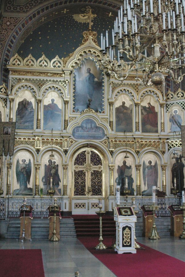 寺院正面の祭壇には華やかなキリストと12使徒のイコンが飾られている。正教では、立ったまま礼拝するので、椅子は置いてない。老人は壁にもたれて礼拝するようだ。