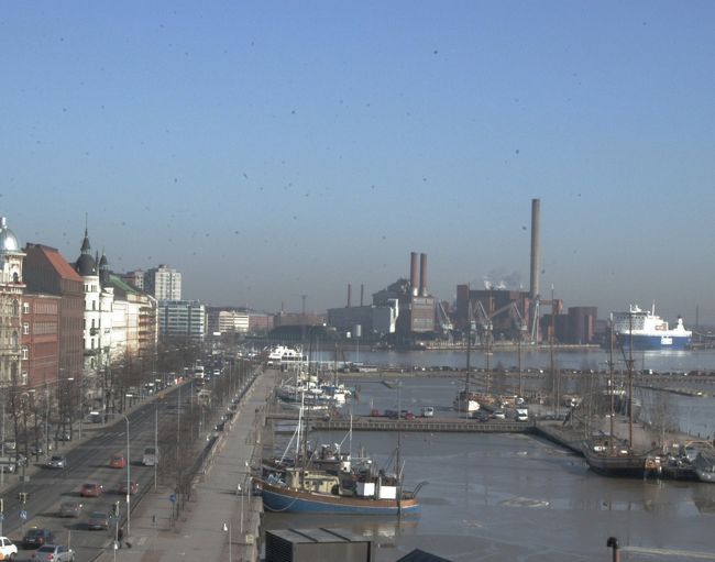 港の近くに、大きな製紙工場があった。