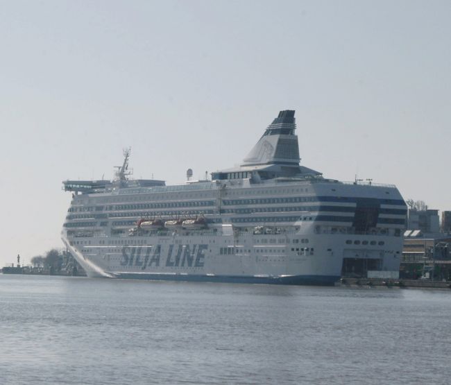 ヘルシンキ港に9時55分到着する。<br />写真は接岸したシンフォニー号。<br />ここで日本人の現地ガイドが出迎え、専用バスで市内観光に出発する。