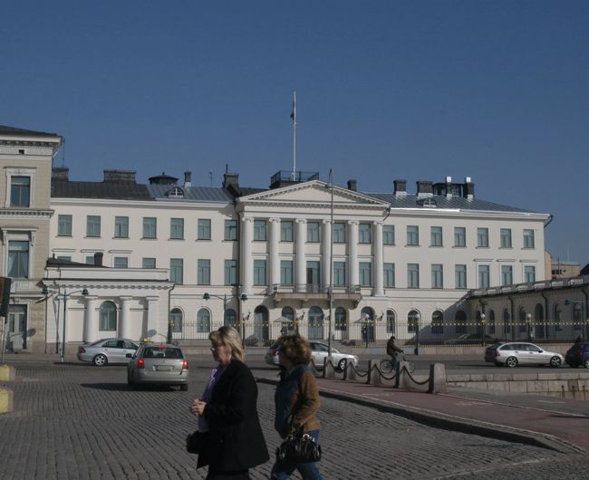 港に面している大統領公邸。今は女性大統領である。<br />フィンランドの人口は500万人。小さい国だが、教育水準は高い。先日の調査で、子供の学力は世界一だった。社会主義国でないのに、私立大学はなく大学まで、学費は無料で、教科書のみ個人負担の由。