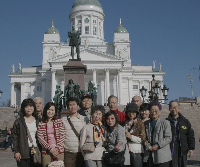 ヘルシンキ大聖堂前の元老院広場にて。<br />ツアー参加者全員の記念撮影。