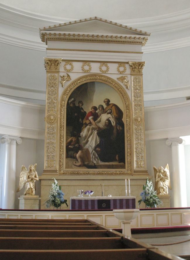 ヘルシンキ大聖堂内部の祭壇。<br />キリストを十字架から降ろすイコンが一枚飾っている。<br />福音ルーテル派の大聖堂だが、イコンがあるのは珍しかった。同じプロテスタントでも、偶像崇拝の考え方に濃淡がある。<br /><br />