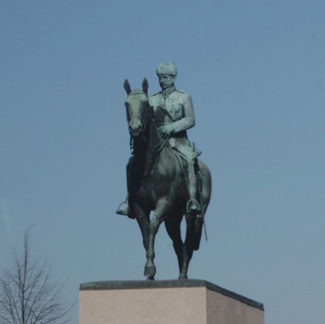 写真は、マンネルハイム通りに立つマンネルハイム元帥の銅像。<br />第2次世界大戦勃発に際し、1939年ロシアはフィンランドに攻め込み、1940年に和平が成立し南東部を割譲させられた。1941年のドイツのソ連進撃に際して、フィンランドはドイツ軍と協調して東部に進撃し、失地を回復した。ところがドイツ軍の敗色が濃厚になると、わざわざヒットラーがヘルシンキに乗り込み懸命にフィンランドのドイツへの更なる協力を要請した。この時、ドイツとの協調を懸命に反対したのがマンネルハイム将軍だった。しかし、ソ連からは大量の戦車と爆撃機で攻撃され、大変な被害をこうむった。戦後、ロシアの過酷な要求を受け入れつつ、英米の信頼を勝ち取り、フィンランド発展の礎となった。<br />戦後、ソ連と敢えて事を構えない一方、西欧側に付く戦略を「フィンランド化」と言われた。現在でもユーロ圏に入っても、NATOに加盟していない。<br />（「物語北欧の歴史」中公新書より）