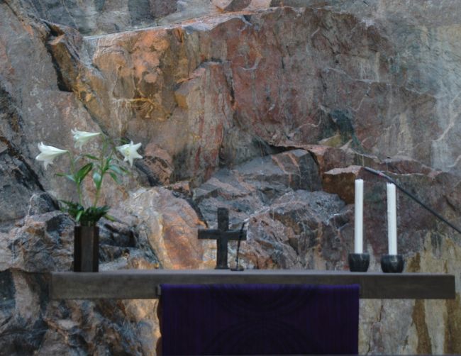 入口が防空壕の入口にしか見えない半地下にあるテンペリアウキオ教会に行く。壁は岩石、天井はドームで大きな銅製の大天井が吊るしてある。別名ロック・チャーチ。福音ルーテル派の教会で1961年完成である。ここには、キリスト像、イコンは一切ない。正面に小さな祭壇があるだけ。パイプオルガンから荘厳な音楽が鳴り響いていた。どこで演奏しているか探していたら、自動演奏だった。曲はシベリウスでなく、バッハだった由。<br />