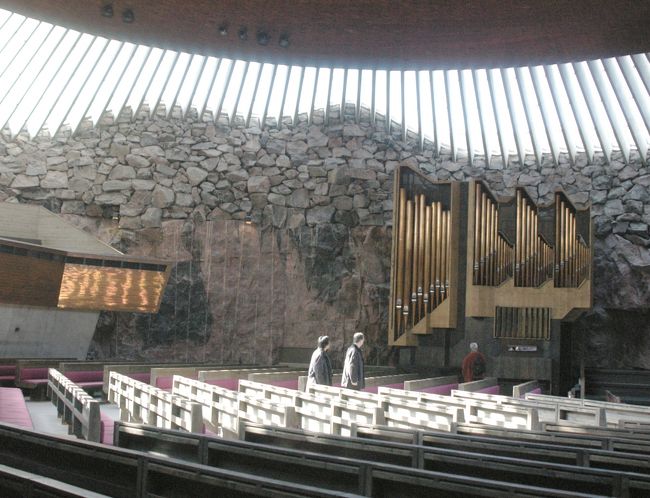 テンペリアウキオ教会内部のパイプオルガン。