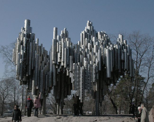 その後、シベリウス公園へ。海岸に面していて水面はまだ、少し結氷していた。バルト海は塩分が通常の海水の6分の1しかないとは驚きである。<br />シベリウス公園のパイプオルガンを模した芸術作品。