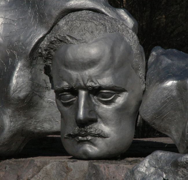 パイプオルガンのオブジェの脇にあるシベリウスの肖像。1967年設置。<br />シベリウスの「フィンランデア」は第2の国歌として、しばしば演奏される。