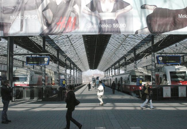ヘルシンキ中央駅の構内。<br />昼食をとったレストランが駅の前のビルの2階だったので、駆け足の見物となる。