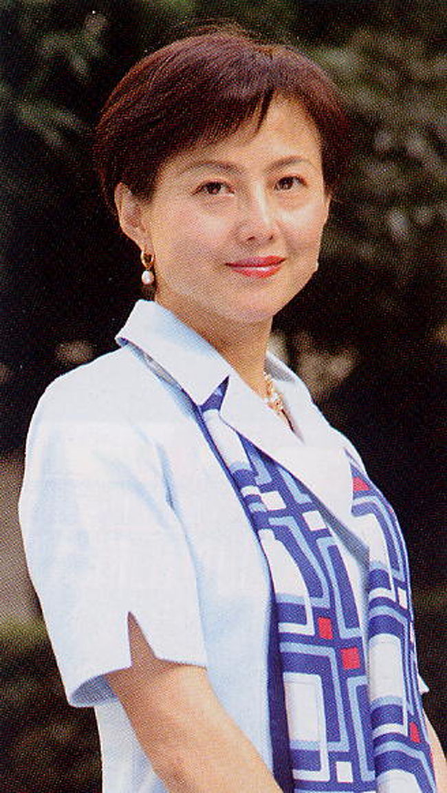 昼食後、午後2時にレストランから空港に直行する。<br />17時20分発のフィンランド航空機にて帰国する。<br />スペインからの日本人観光客で満員である。機内で偶々横に座った女性は、別の旅行社の添乗員だった。彼女は機内に供された夕食を食べた後は只々眠り、その後食事もしないで眠り続けた。添乗員の過酷な勤務を物語っていた。<br />翌朝、8時55分無事成田に到着した。<br />写真の女性は帰りの飛行機の客室乗務員の別府啓子さん。座席に置いてあった日本語のフィンランド航空機内誌「キートス」に載ってていたもの。本人は順番が回ってきたので掲載されただけと言っていた。