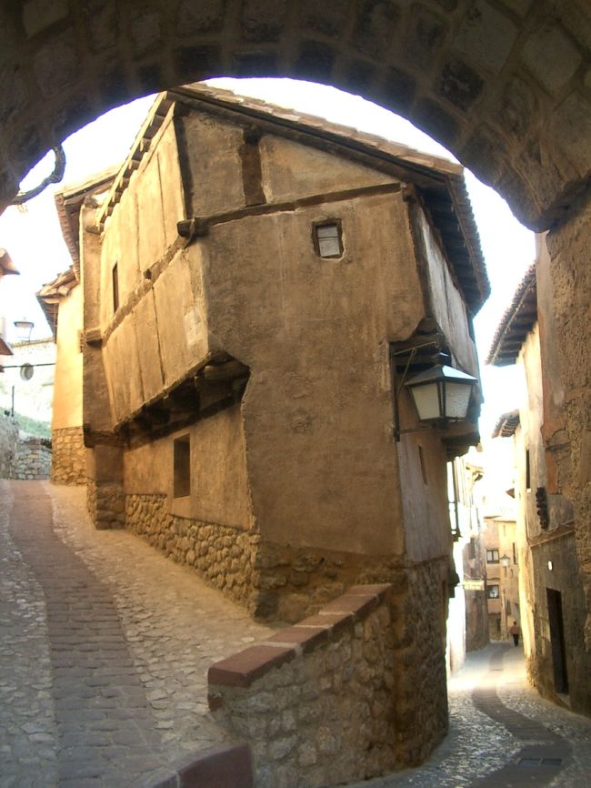 スペイン山の上の城壁の町ドライブ旅行』クエンカ(スペイン)の