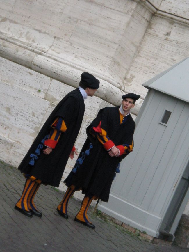 ヴァチカン市国の護衛にあたっている人々