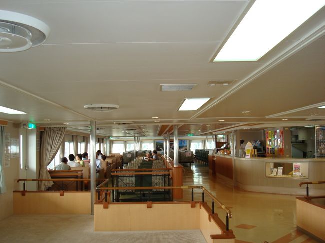 〜船内〜<br />今回マイカー乗り入れで伊良湖→鳥羽へ向かいました。<br />所要時間50分。<br /><br />思ったより広い船内で、平日ということもあり空いていました。売店・案内カウンターもあります。<br /><br />結構揺れますので、酔いやすい方は酔い止め飲んでから乗船することをオススメします。<br /><br /><br />伊勢湾フェリー：<br />http://www.isewanferry.co.jp/<br />