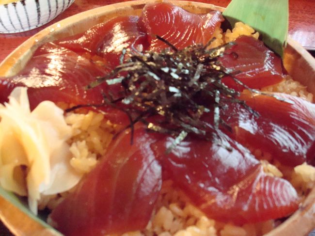 〜おはらい町・昼食〜<br />三重にきたら「手ごねずし」を！と思い注文。<br />鰹なのでさっぱりいただけました。